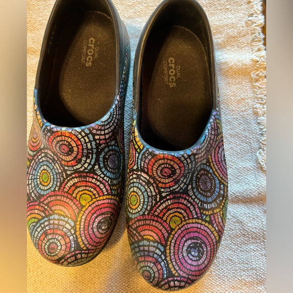Dual Crocks Comfort Shoes Multi Colored  Size 7 Wide - Picture 3 of 4